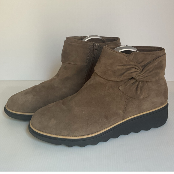 Clarks Taupe Suede Ankle Boots • Bow Accent • Women’s 8 (EU 39) - Picture 2 of 7